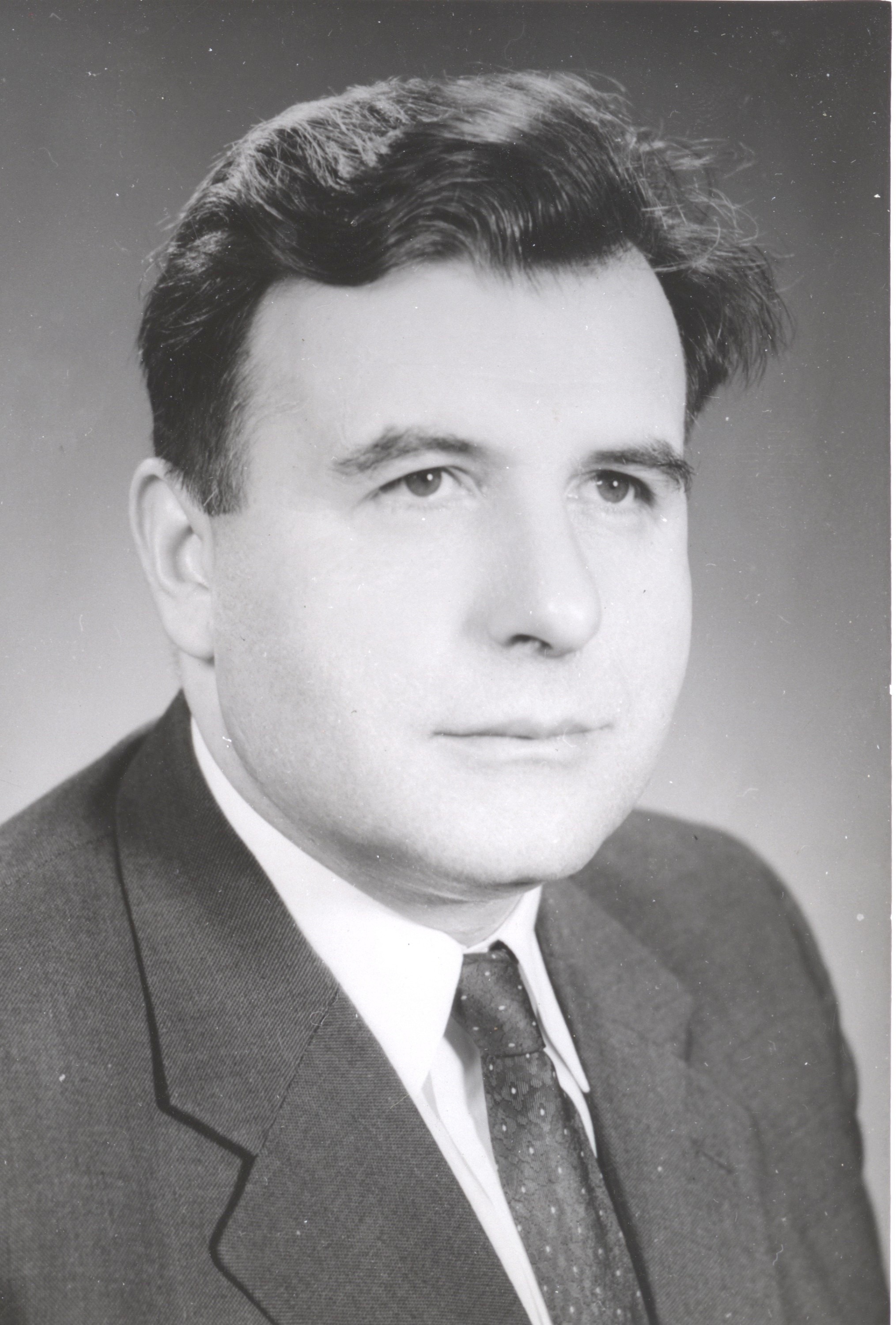 Formal portrait photograph of Dr. Peter R. Hofstätter
